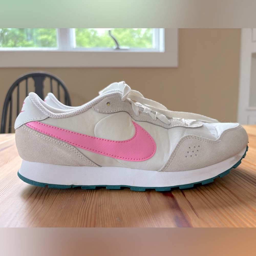 Girls Nike tennis shoe 7Y